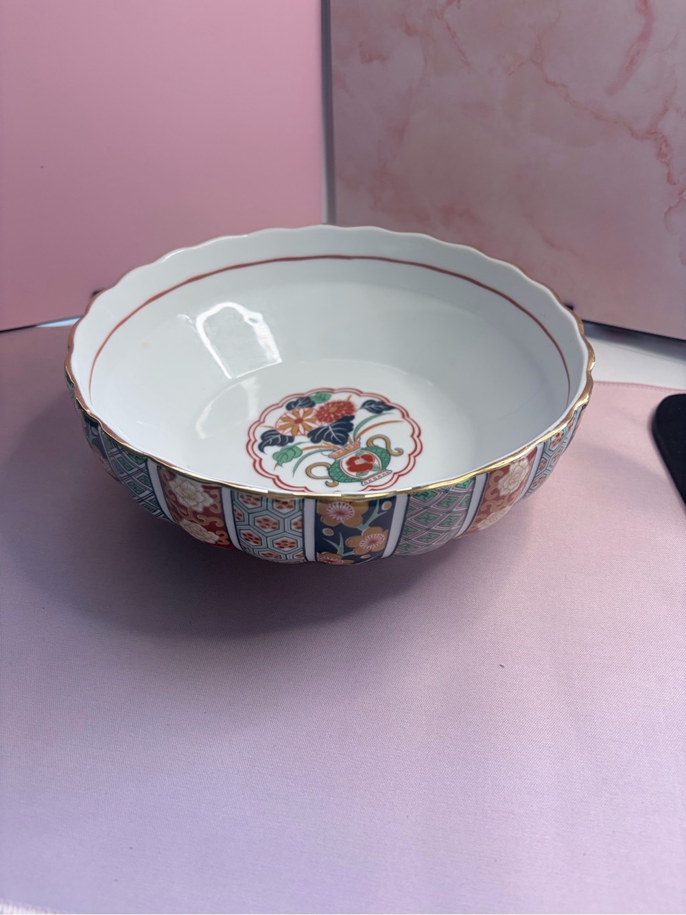 Porcelain Multicolor Scalloped Serving Bowl with Gold